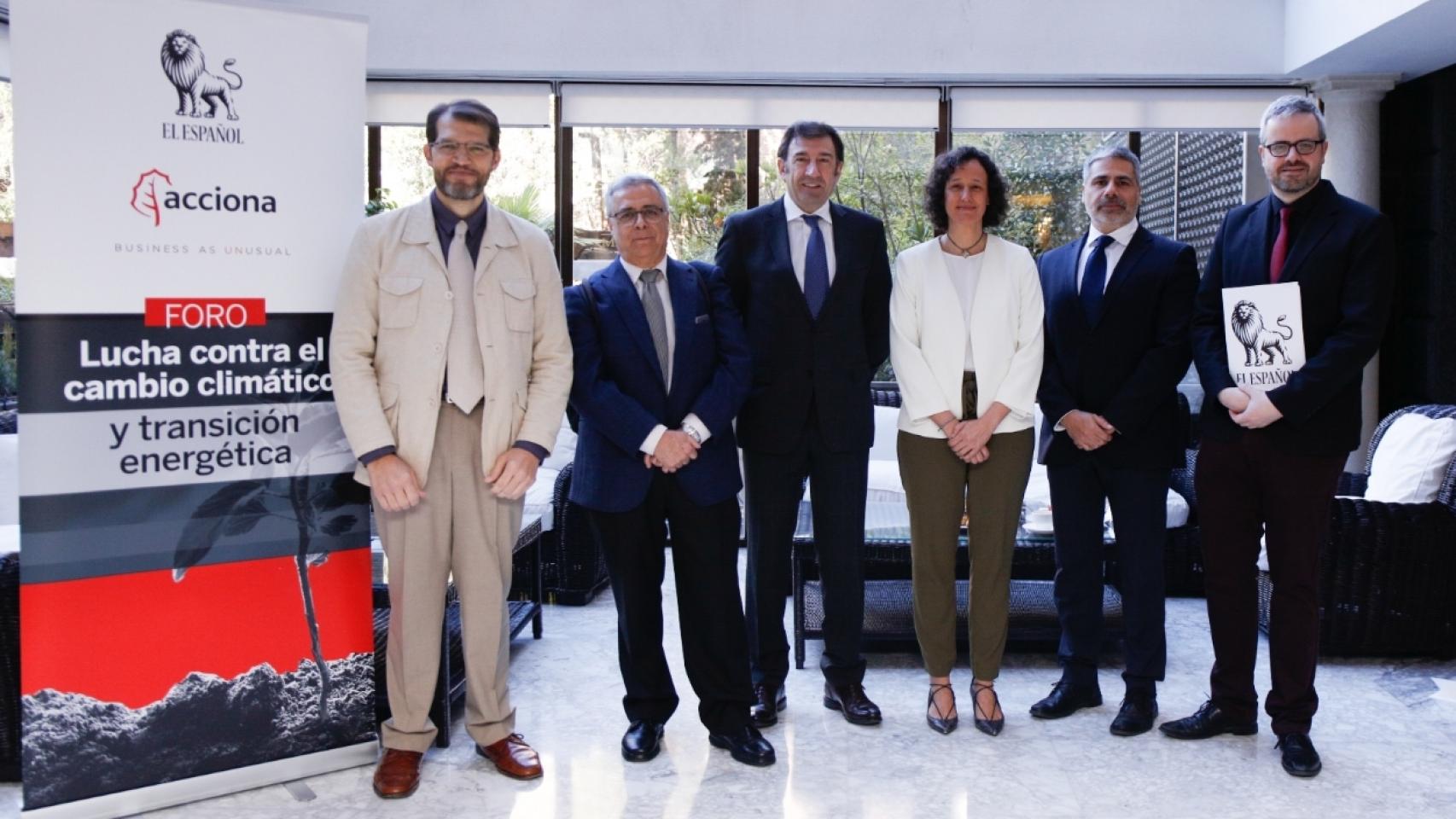 De izda. a dcha.: Ezequiel Domínguez, coordinador general de Planteamiento, Desarrollo Sostenible y Movilidad del Ayuntamiento de Madrid; Antonio Ruíz de Elvira, catedrático de la Universidad de Alcalá de Henares y bloguero especializado en cambio climático; José López-Tafall, director de Regulación de Acciona; Valvanera María Ulargui, directora general de la Oficina Española de Cambio Climático del Ministerio para la Transición Ecológica; Juan Andrés Calsas, global head Sustainable Finance & Reputational Risk de BBVA; y Miguel Ángel Uriondo, redactor jefe de Empresas de EL ESPAÑOL.