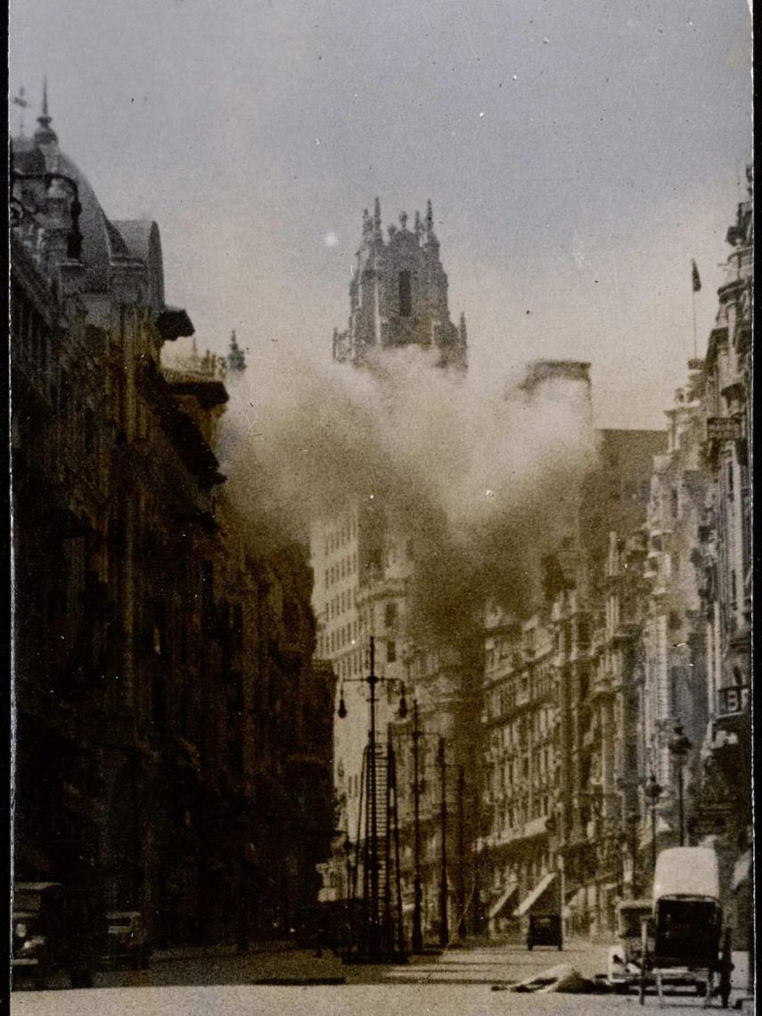 El edificio de la Telefónica, durante un bombardeo.