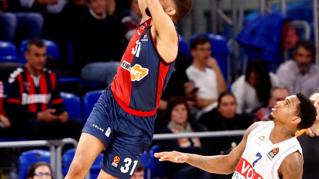 Shavon Shields hace un mate ante el Buducnost en la Euroliga