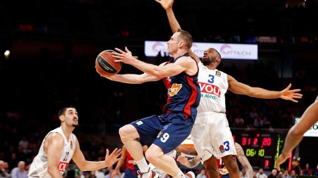 Marcelinho Huertas se eleva con el balón en el duelo ante el Buducnost Voli