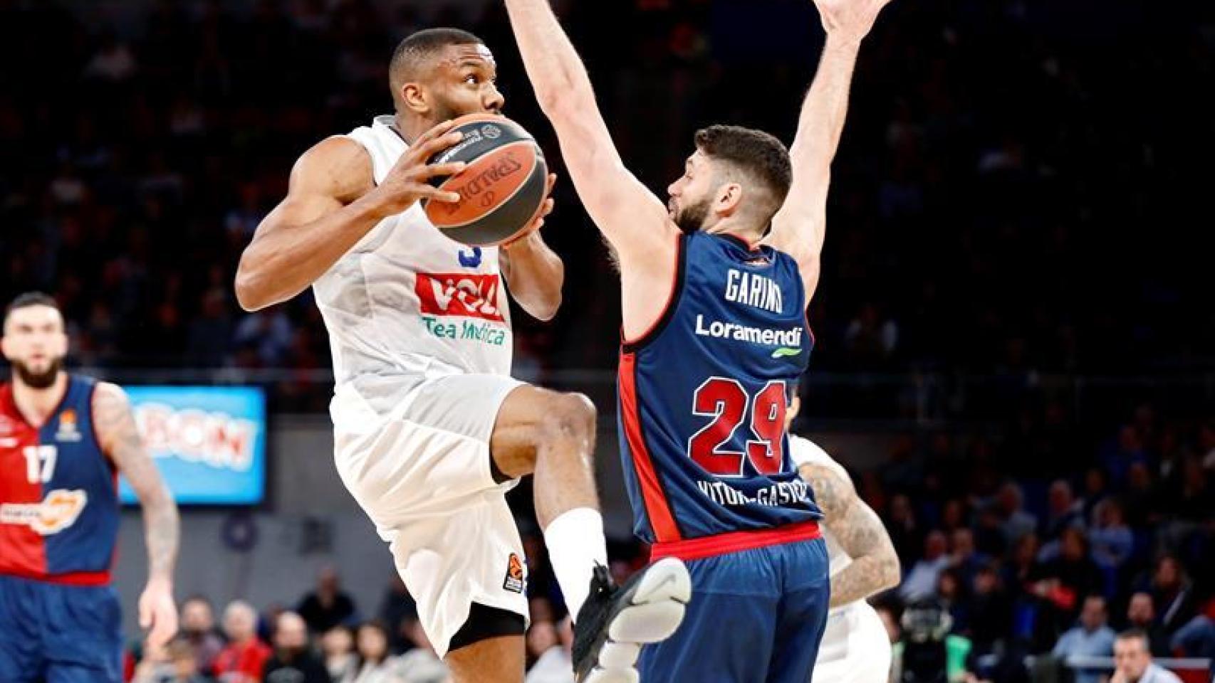 Patricio Garino intenta frenar al jugador del Buducnost en el partido de la Euroliga