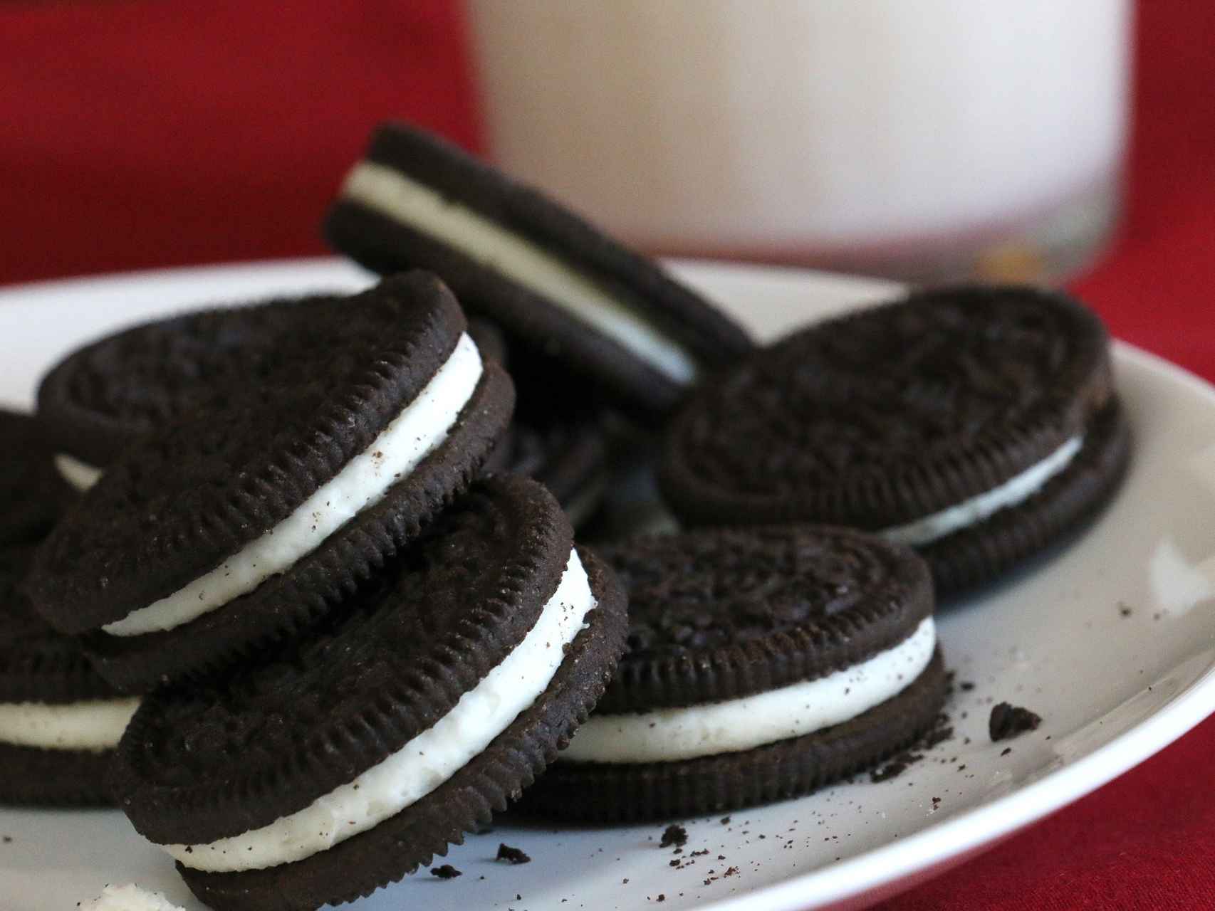 Ni es crema ni es leche: el misterio del relleno blanco de las galletas Oreo