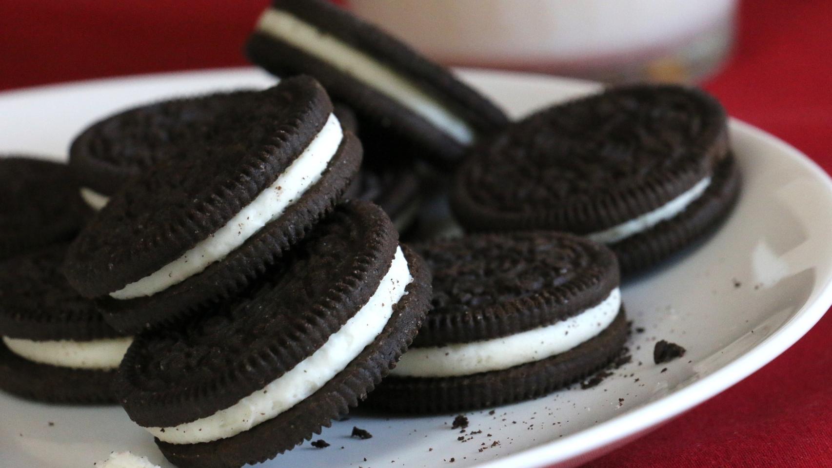 Unas galletas Oreo dispuestas en un plato.