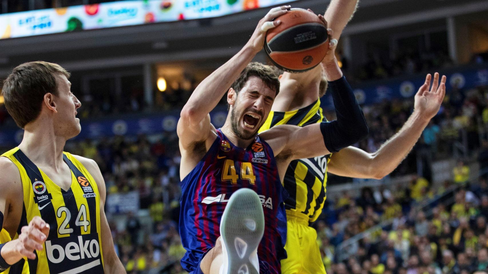 Ante Tomic entra a canasta ante la defensa de Jan Vesely y Ahmet Duverioglu en el Fenerbahce - Barcelona Lassa