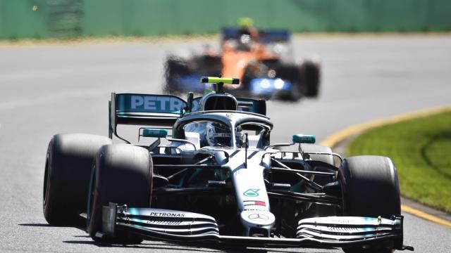 Lewis Hamilton domina los libres de Australia