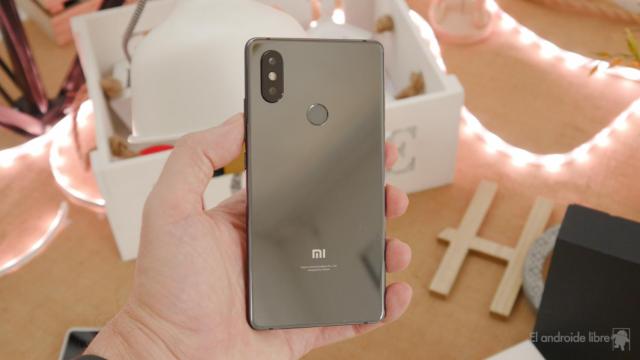 Xiaomi dice adiós a las pantallas pequeñas en sus mejores móviles