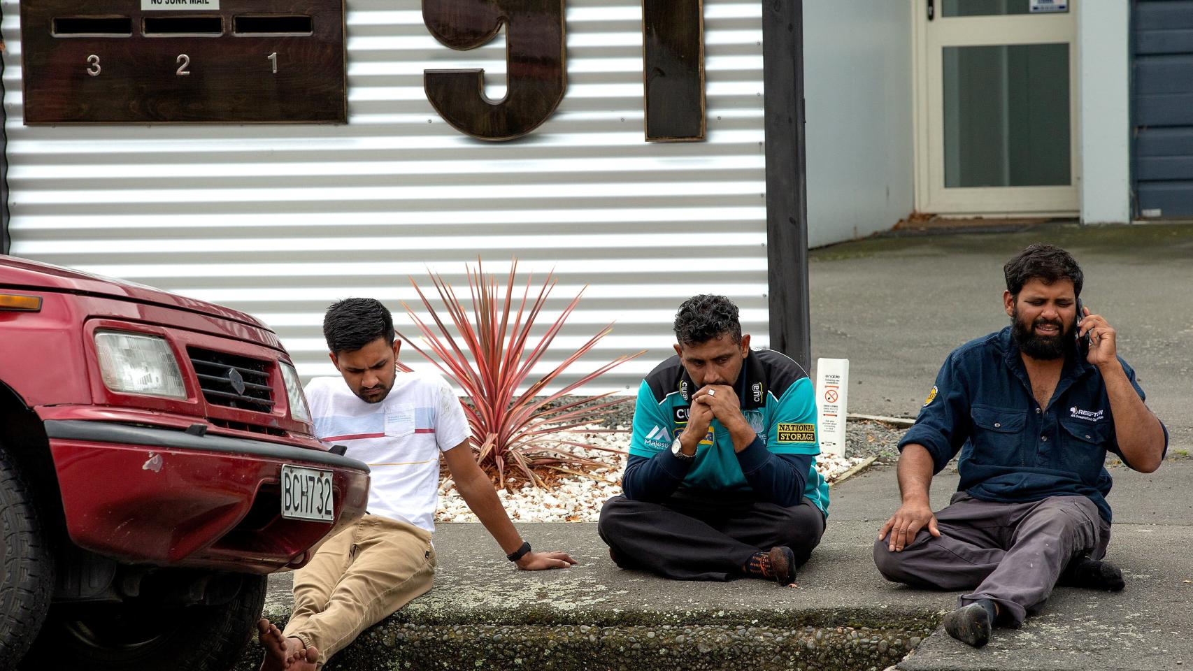 Varias personas afligidas tras el tiroteo en la mezquita de Al Noor en Christchurch