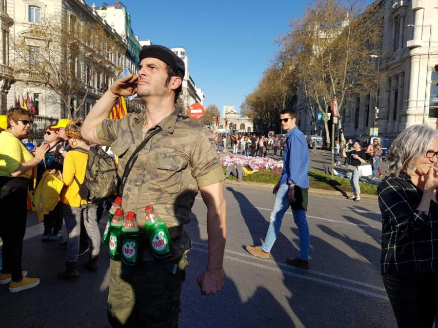 Manifestante con el cinturón de Fairy