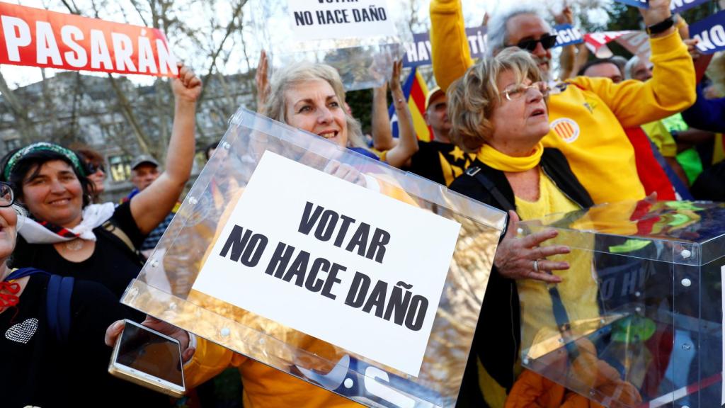 Unos manifestantes, con una urna durante la marcha.