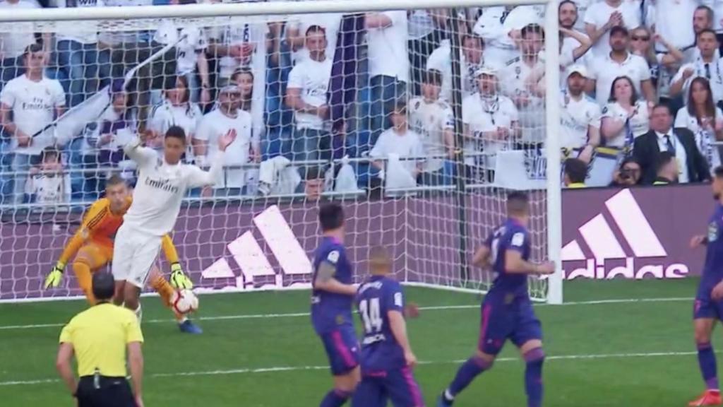 Gol anulado al Real Madrid por fuera de juego de Varane