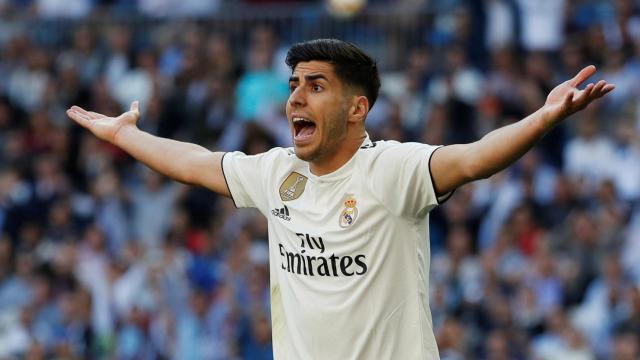 Asensio protesta al árbitro una decisión