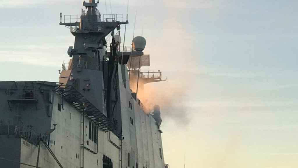 Nube de humo en el Juan Carlos I de la Armada.