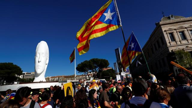 Manifestantes, a su paso por la plaza de Colón de Madrid.