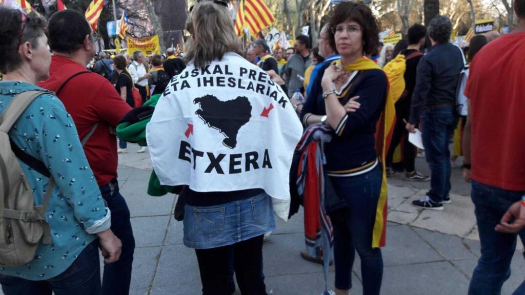 Manifestantes proetarras junto a los separatistas en Madrid contra el Estado opresor.