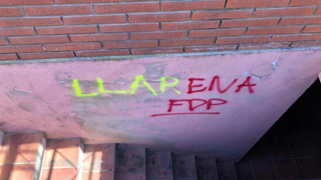 Una de las nuevas pintadas que este domingo han aparecido en la casa del juez Pablo Llarena.