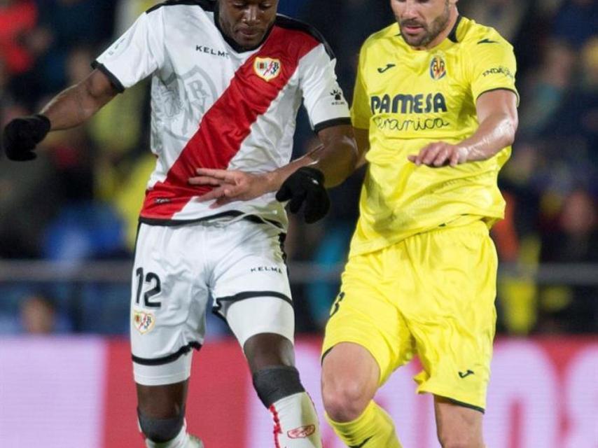 Iborra pelea un balón con Imbula en el Villarreal - Rayo Vallecano