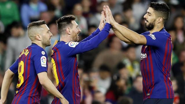 Los jugadores del Barcelona celebran uno de los goles del partido