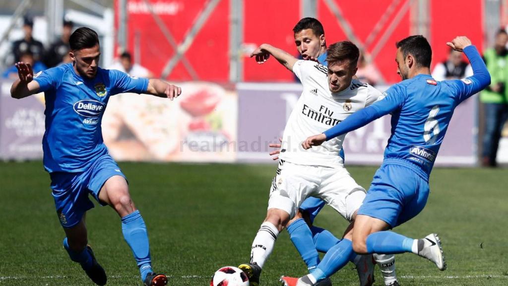 Dani Gómez ante la defensa del Fuenlabrada