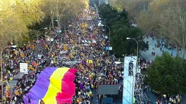 Una enorme bandera republicana en la manifestación separatista de Madrid.