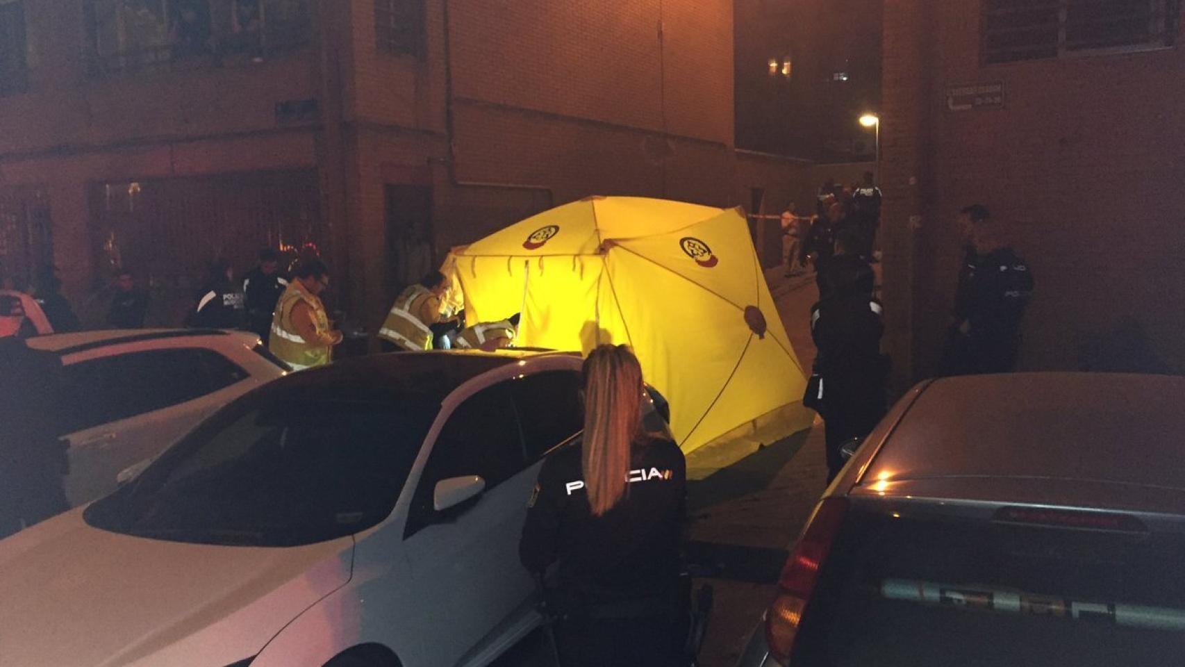 El Samur atiende a los tres heridos en la calle Esteban Carros, en Vallecas (Madrid).