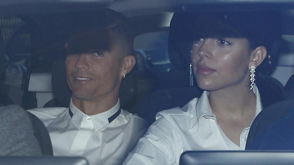 Cristiano y Georgina, a su llegada a la inauguración de su nuevo negocio.