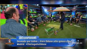 Cristóbal Soria le hace una broma a Juanma Rodríguez. Foto: Twitter (@elchiringuitotv)