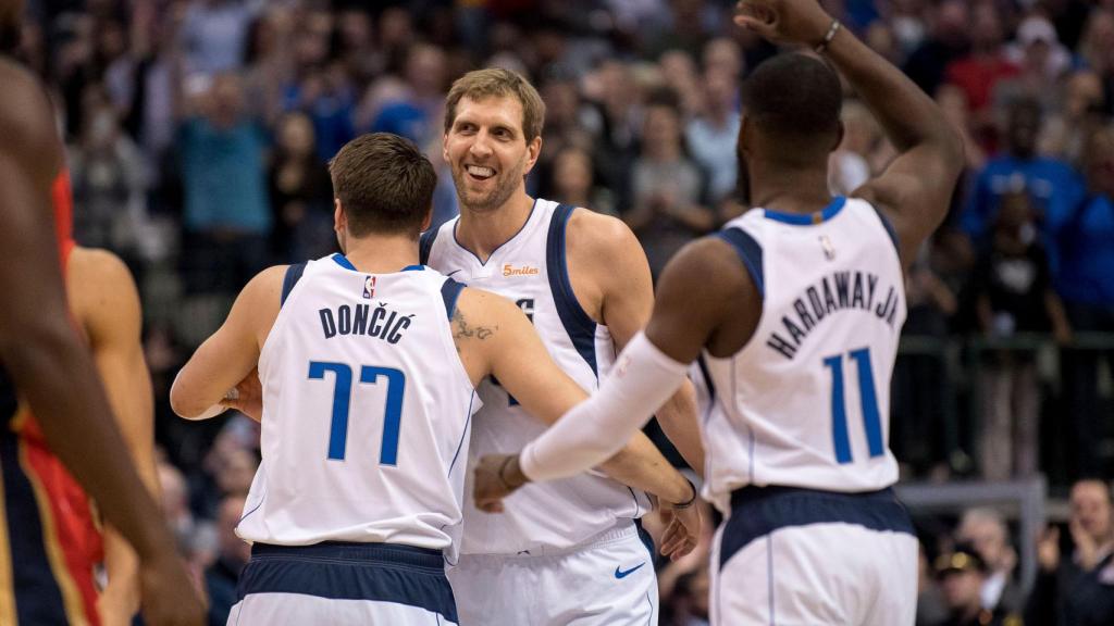 Doncic abraza a Nowitzki durante el partido contra los Pelicans