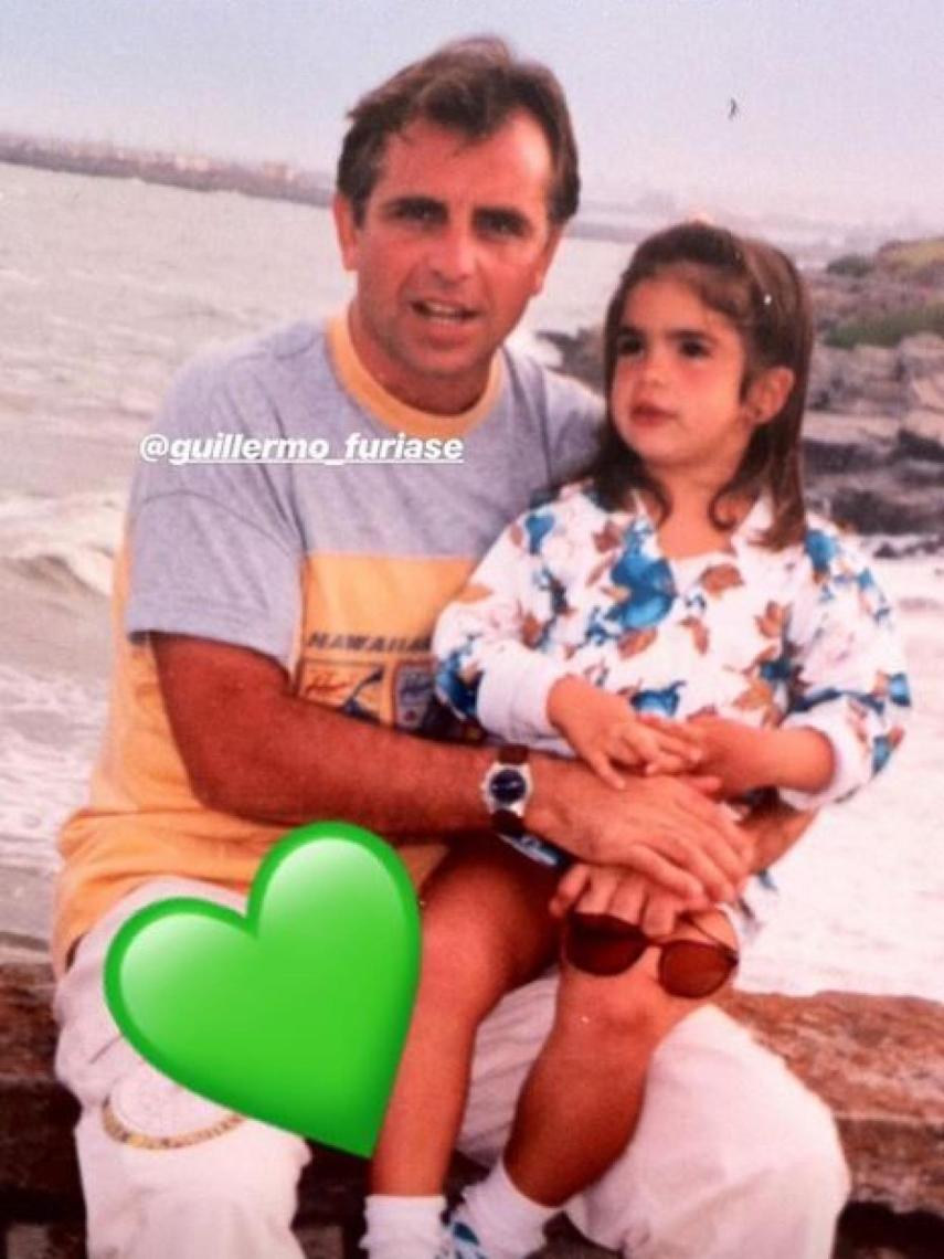 Elena Furiase ha compartido una imagen de su infancia junto a su padre.