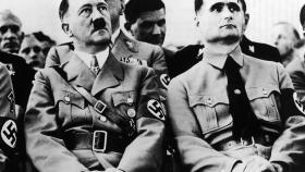 Adolf Hitler junto a Rudolf Hess.
