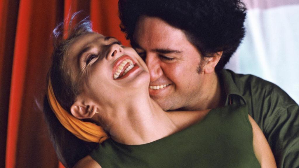 Pedro Almodóvar junto a Victoria Abril en el rodaje de Átame.