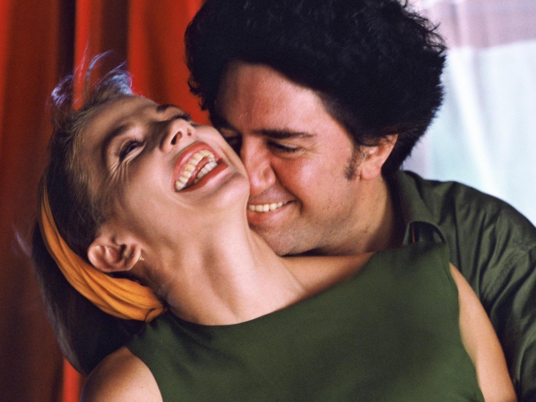 Pedro Almodóvar junto a Victoria Abril en el rodaje de Átame.