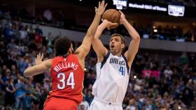 Dirk Nowitzki anota la canasta con la que suepra a Chamberlain