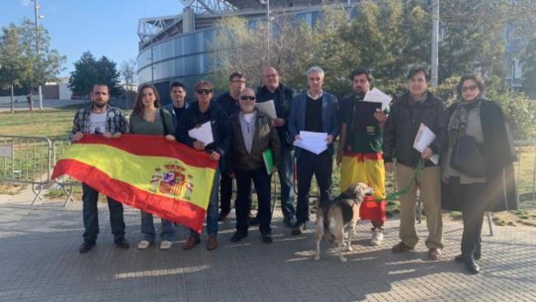 Varios representantes de VOX recogen firmas en los alrededores del RCDE Stadium. Foto: Twitter (@AmadorEscoz)