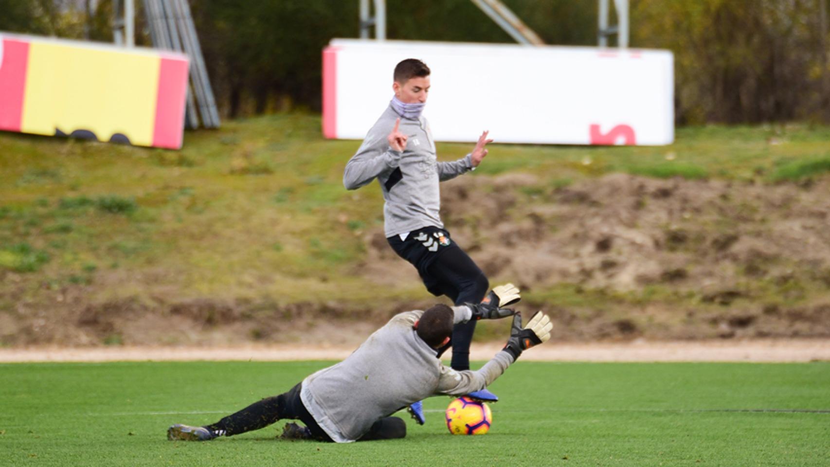 Rubén Alcaraz trata de sortear a Masip en un entrenamiento con el Valladolid. Foto: realvalladolid.es