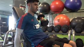 Marco Asensio se ejercita en el gimnasio durante su concentración con la selección española.