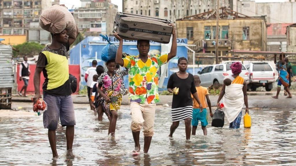 Varios afectados por el ciclón en la ciudad de Beira, Mozambique.