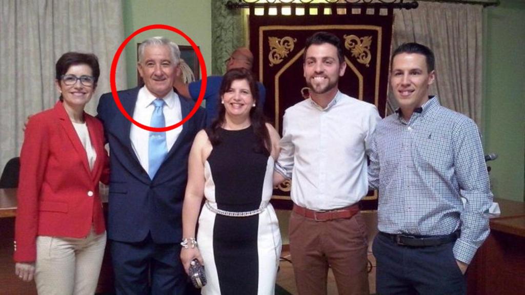 Francisco Cordero, segundo por la izquierda, junto a tres de sus cuatro concejales cesados. A su derecha, María de los Ángeles Tejero, Francisco Javier Linares y Jon Bejarano.