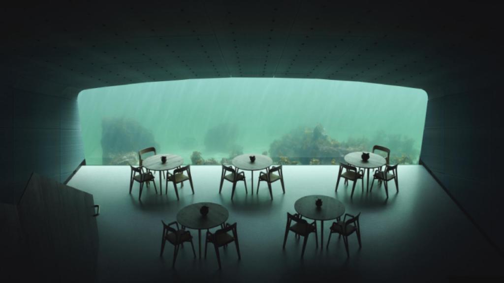 Interior del restaurante bajo el mar Under, en Noruega. Ivar Kvaal