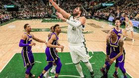 Nikola Mirotic entra a canasta durante un partido de la NBA entre Los Ángeles Lakers y los Milwaukee Bucks