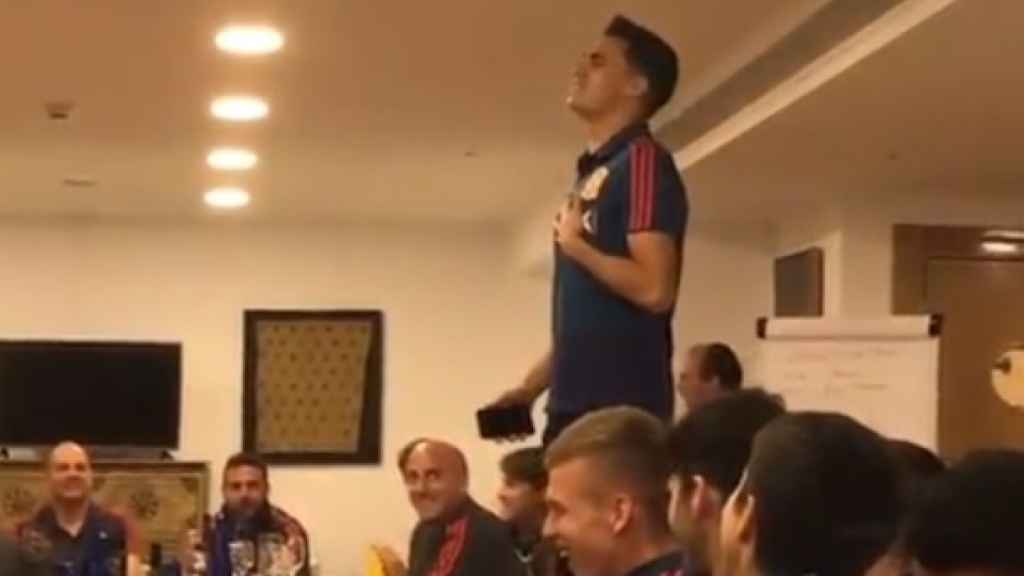 Reguilón cantando con la selección española sub21