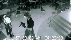Los autores de la masacre de Columbine en una de las cámaras de seguridad del instituto.