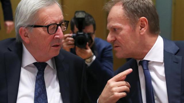 Donald Tusk y Jean-Claude Juncker, durante la cumbre social tripartita