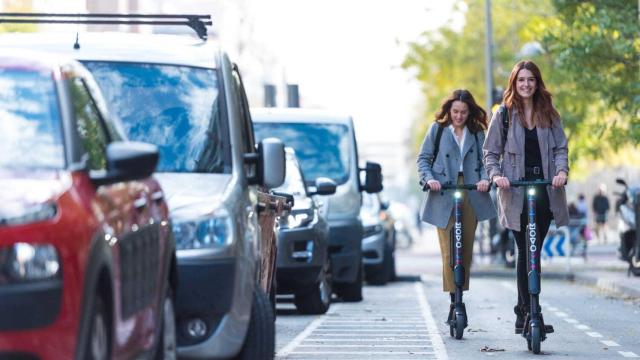 Usuarias de patinetes eléctricos en Madrid.