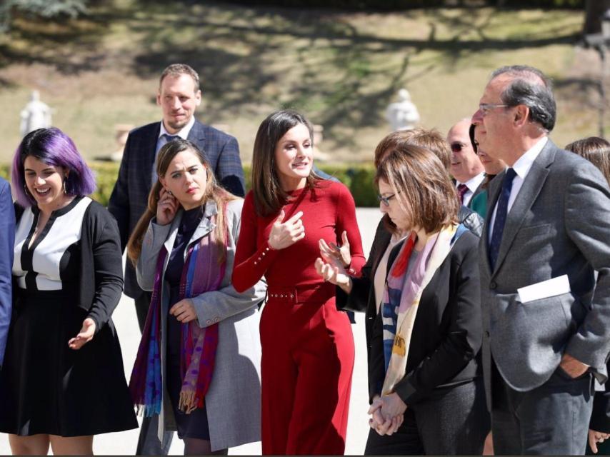 La reina Letizia conversando con los científicos invitados al acto institucional.