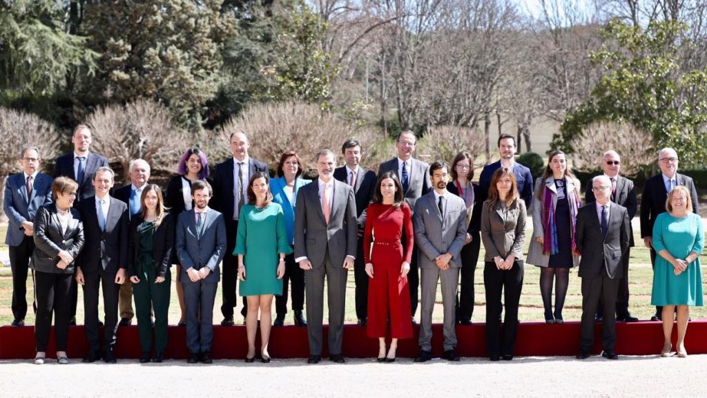 Foto de grupo con los miembros invitados al acto 'Encuentro con la Ciencia: la investigación española del siglo XXI'.