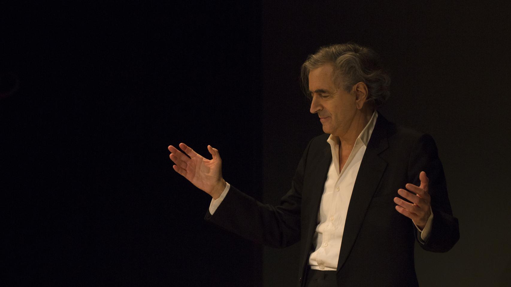 Bernard-Henri Lévy, en un momento de la representación de la obra que estrenó este miércoles en Valencia. / @yannrevol