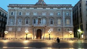 La Generalitat mantiene la pancarta del lazo amarillo en la fachada