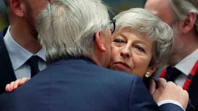 May saluda a Juncker durante la cumbre del 'brexit' en Bruselas