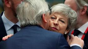 May saluda a Juncker durante la cumbre del 'brexit' en Bruselas