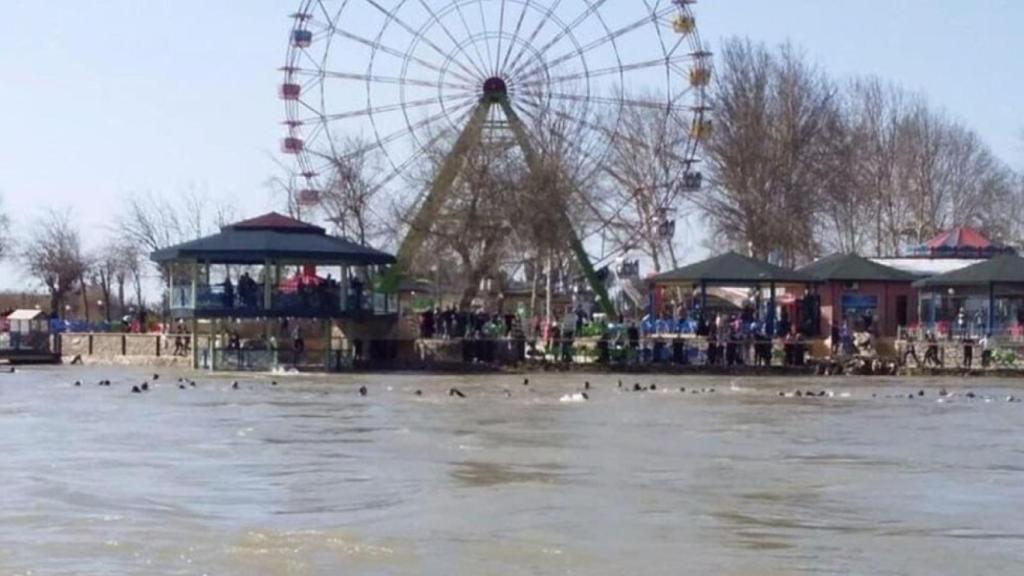 Un grupo de personas son arrastradas por la corriente del río.